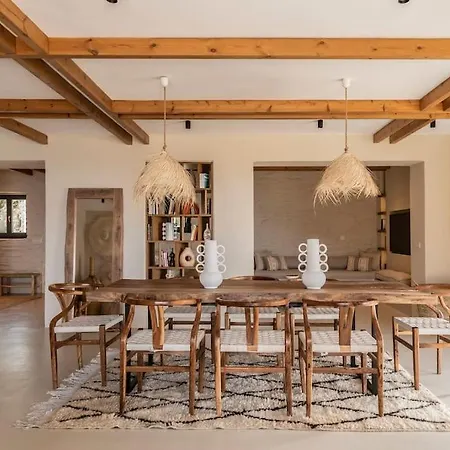 Naos Villa